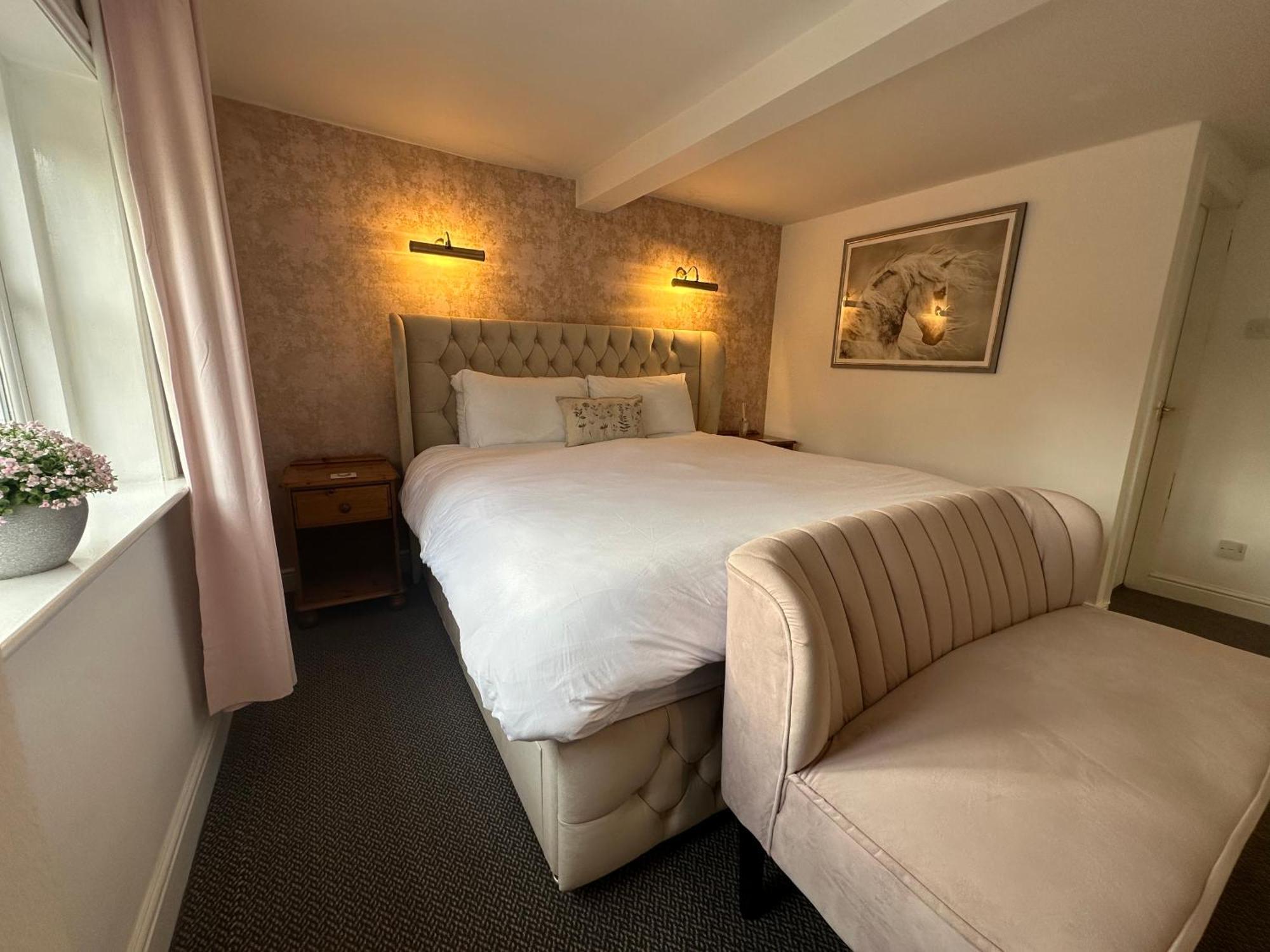 The Unicorn Inn Newton Solney Εξωτερικό φωτογραφία